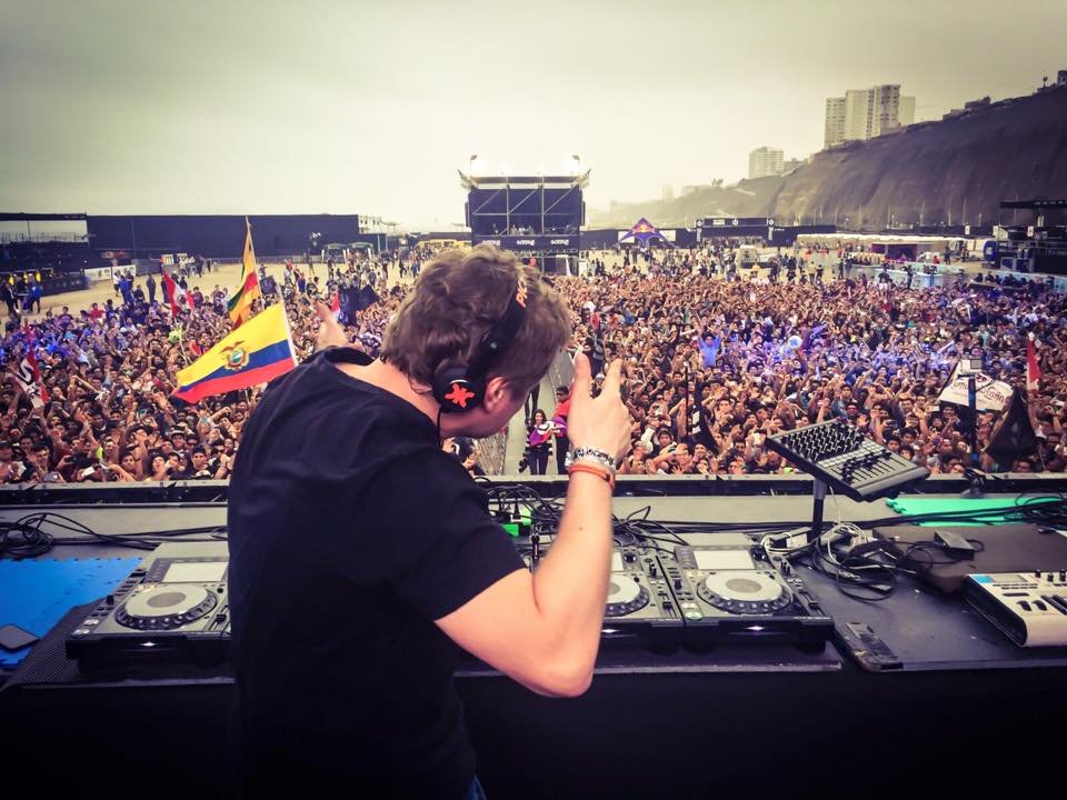 Pic Schmitz | Dancing with the crowd | Road To Ultra Peru | Lima - PERU