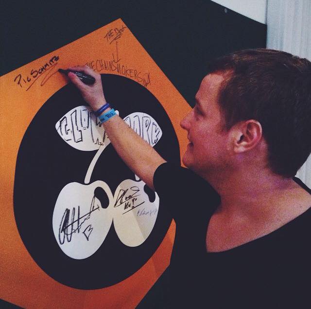 Pic Schmitz | Signing the Pacha Brazil flag | Pacha Floripa | Florianópolis, SC - BRAZIL