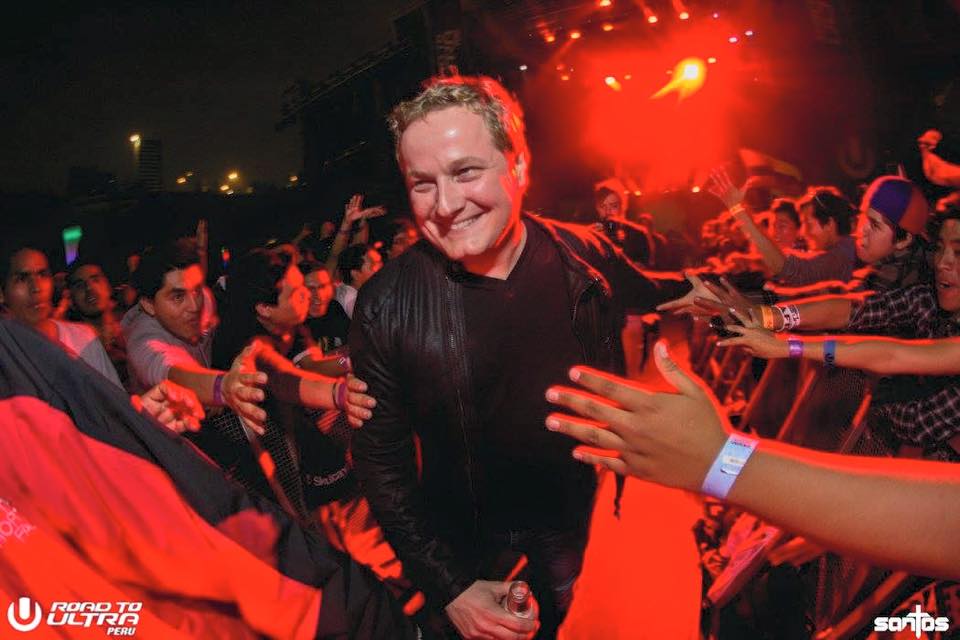 Pic Schmitz | Walking through the crowd at Road To Ultra | Road To Ultra Peru | Lima - PERU